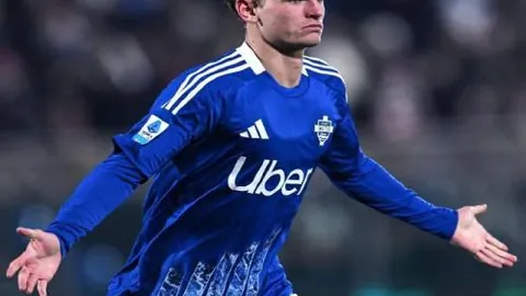 “曼联主场头球建功，马奎尔助力球队战胜伊普斯维奇”